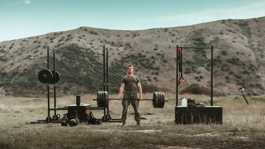 military guy deadlifting