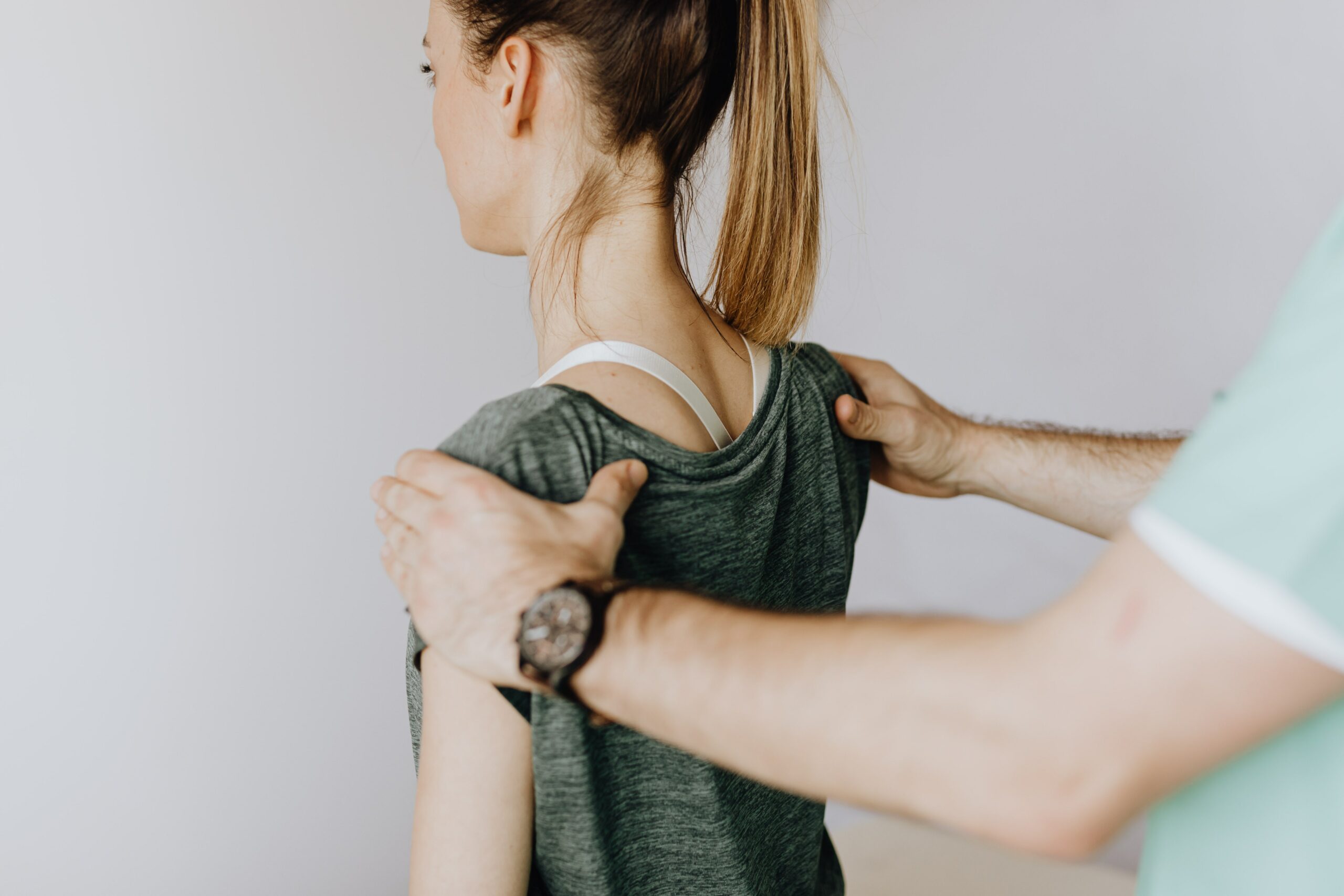 How do you know if you pulled a muscle in your shoulder blade?